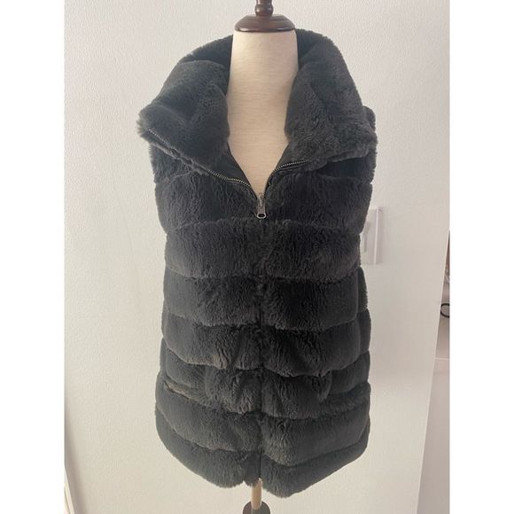 Faux fur vest   - Picture 1 of 4